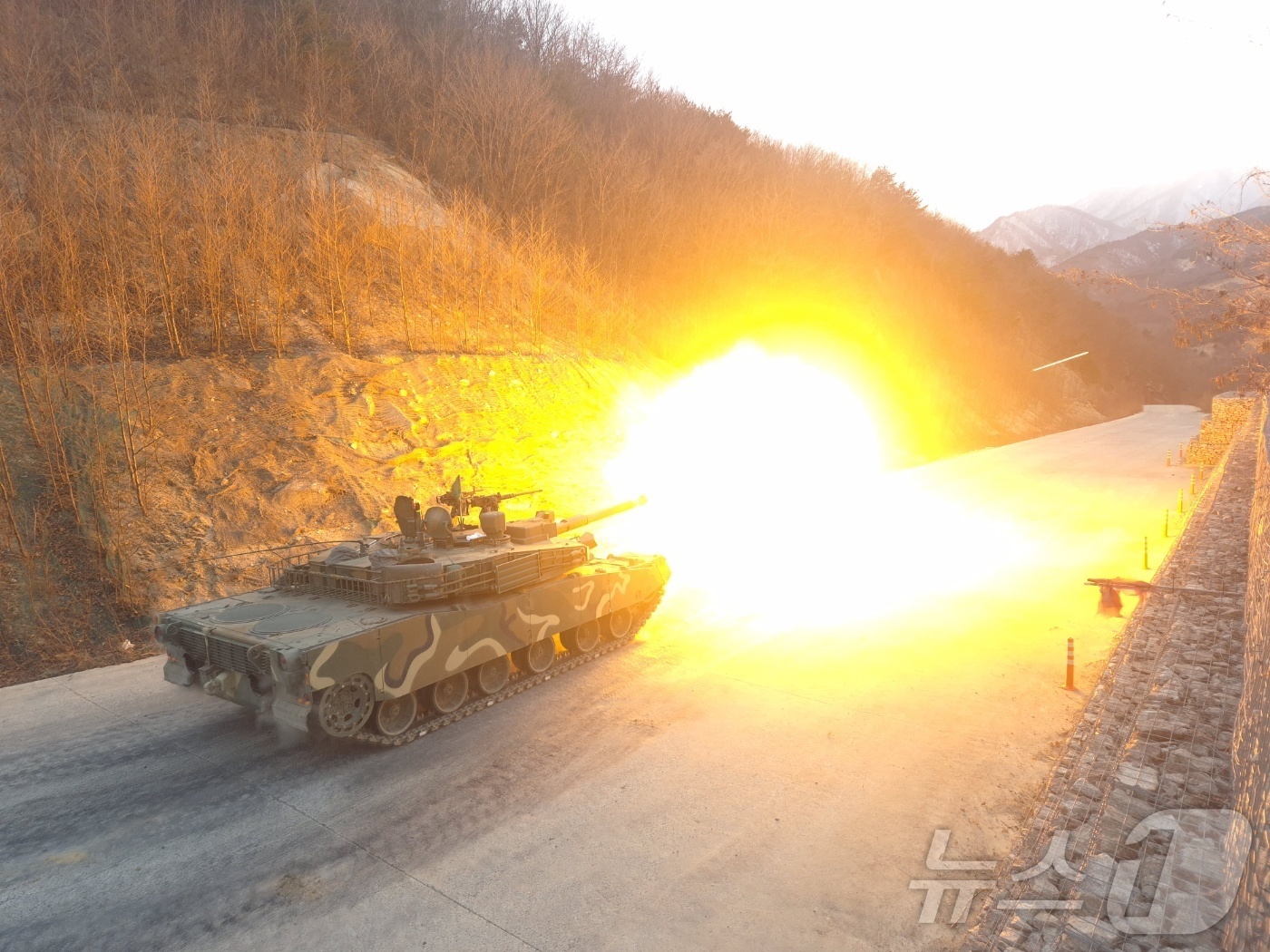 (고성=뉴스1) 윤왕근 기자 = 육군 22사단 전차대대 K1E1 전차가 9일 강원 고성군 학야리 사격장에서 전차포 사격훈련을 실시하고 있다. 2026.3.9/뉴스1