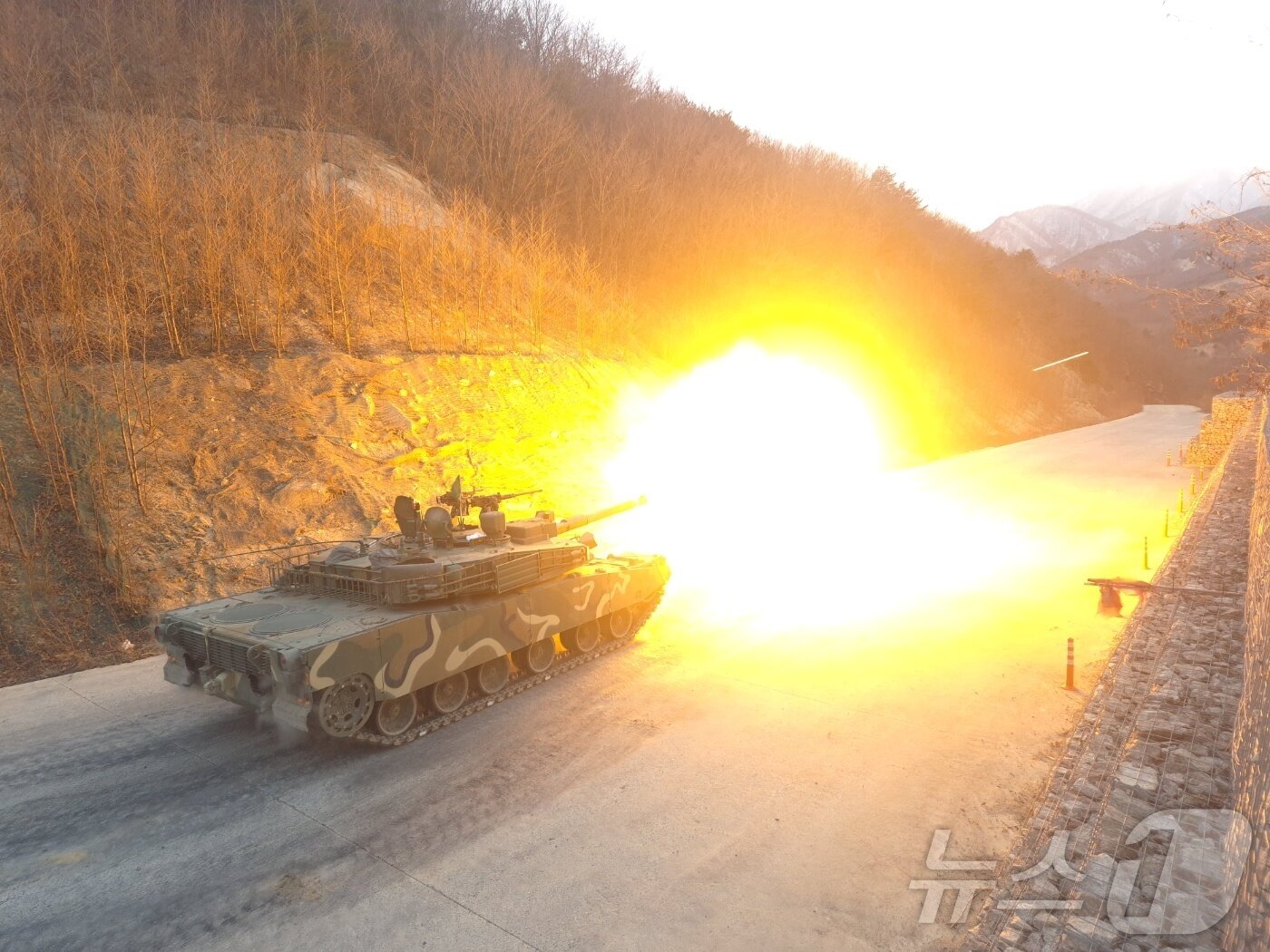 본문 이미지 - 육군 22사단 전차대대 K1E1 전차가 9일 강원 고성군 학야리 사격장에서 전차포 사격훈련을 실시하고 있다. 2026.3.9 ⓒ 뉴스1 윤왕근 기자