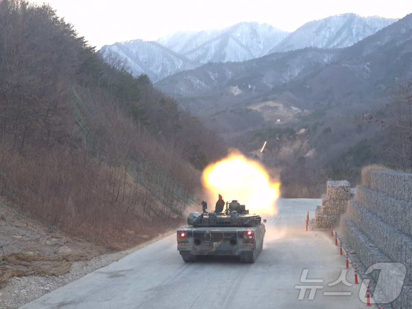 (고성=뉴스1) 윤왕근 기자 = 육군 22사단 전차대대 K1E1 전차가 9일 강원 고성군 학야리 사격장에서 전차포 사격훈련을 실시하고 있다. 2026.3.9/뉴스1