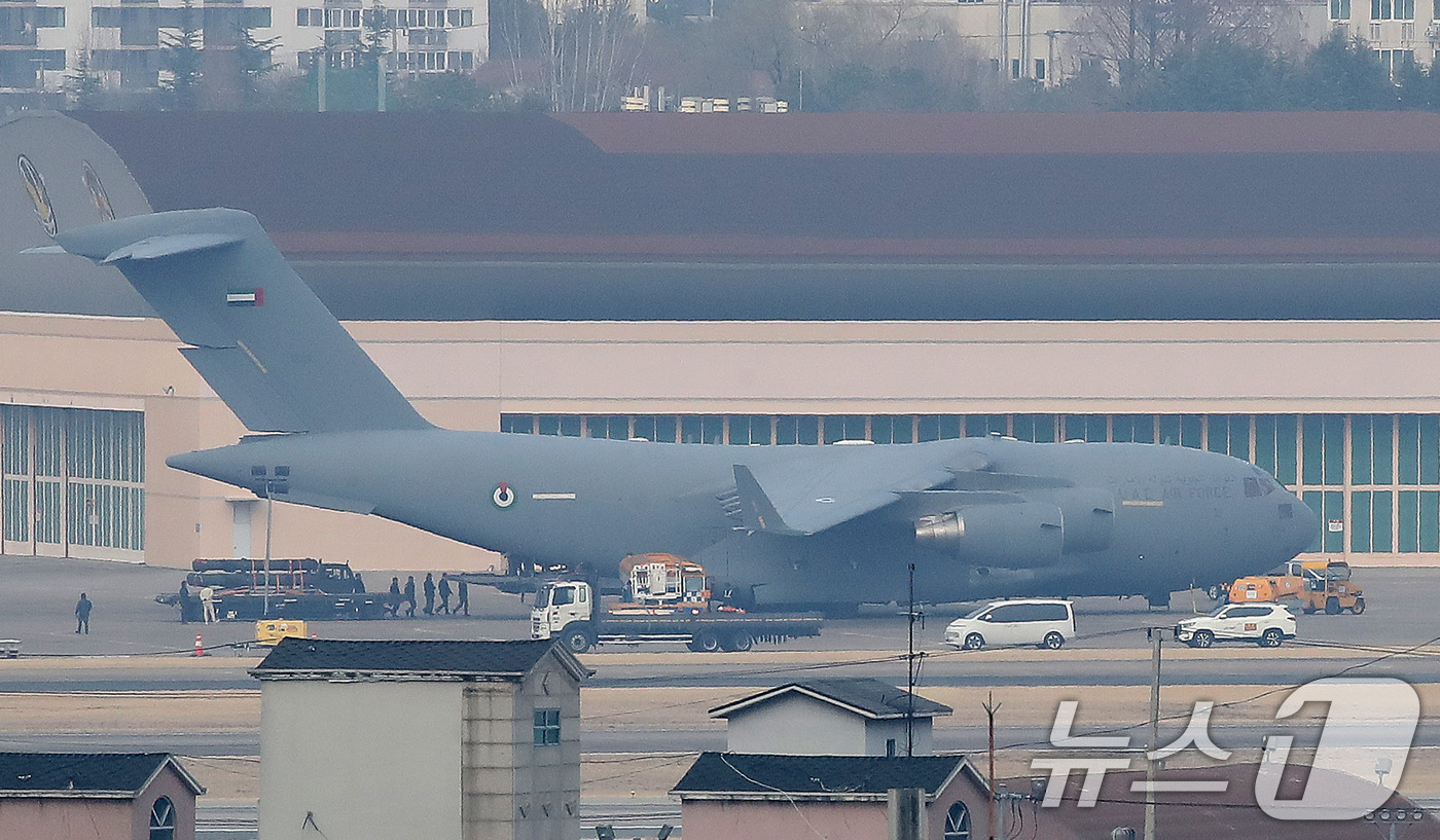 (대구=뉴스1) 공정식 기자 = 9일 오후 대구 K2 공군기지에서 아랍에미리트(UAE) 공군 C-17 수송기에 천궁-Ⅱ 유도탄으로 추정되는 물자를 싣는 모습이 포착됐다. 꼬리 날개 …