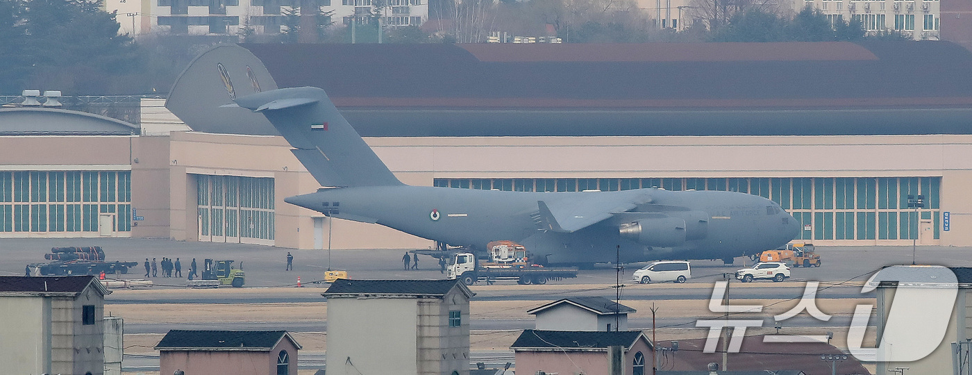 (대구=뉴스1) 공정식 기자 = 9일 오후 대구 K2 공군기지에서 아랍에미리트(UAE) 공군 C-17 수송기에 천궁-Ⅱ 유도탄으로 추정되는 물자를 싣는 모습이 포착됐다. 꼬리 날개 …