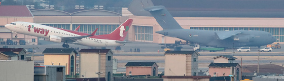 UAE 공군 수송기 옆 이륙하는 민간 여객기