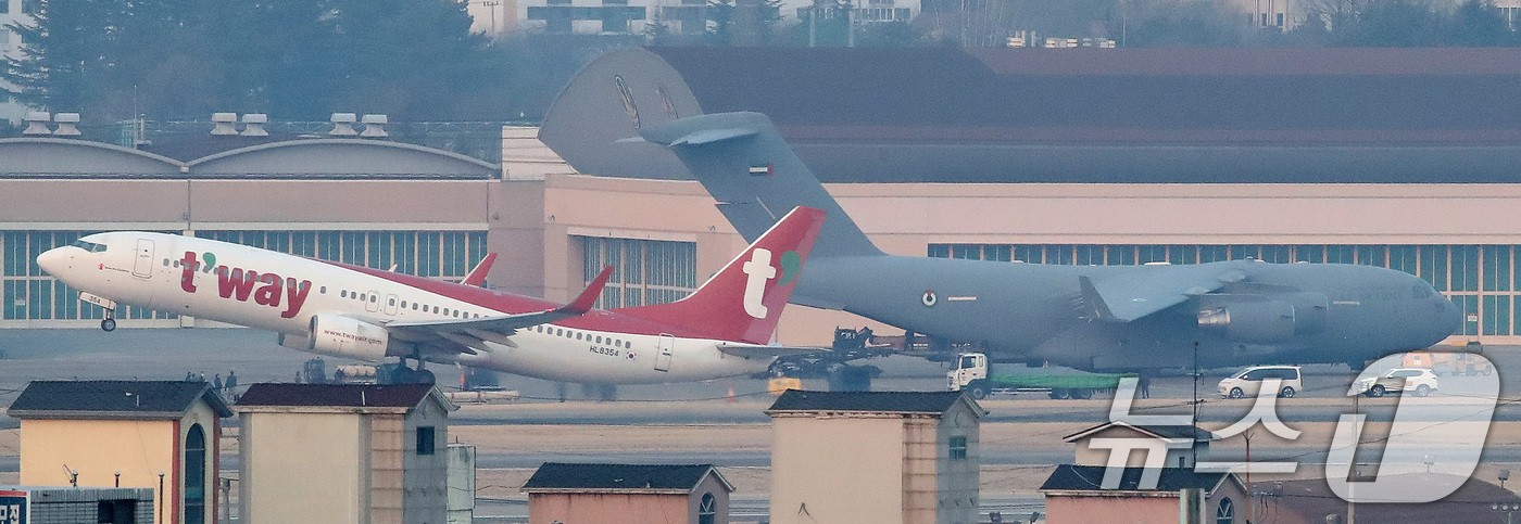 (대구=뉴스1) 공정식 기자 = 9일 오후 대구 K2 공군기지에서 아랍에미리트(UAE) 공군 C-17 수송기에 천궁-Ⅱ 유도탄으로 추정되는 물자를 싣는 모습이 포착됐다. 꼬리 날개 …