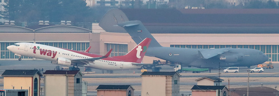 UAE 공군 수송기 옆 이륙하는 민간 여객기