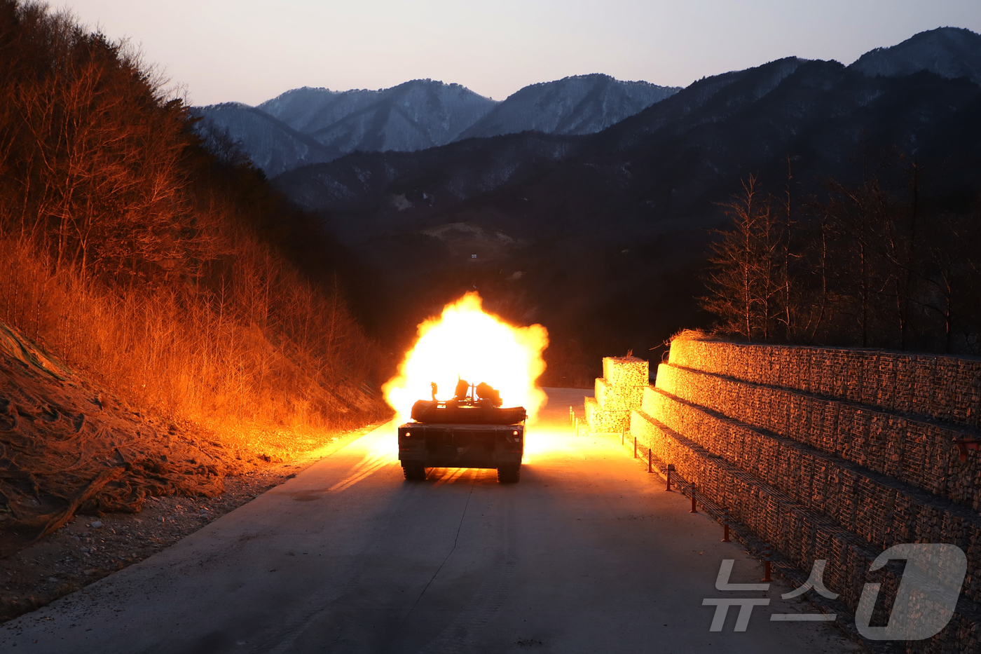 (강원 고성=뉴스1) 윤왕근 기자 = 육군 22사단 전차대대 K1E1 전차가 9일 강원 고성군 학야리 사격장에서 전차포 사격훈련을 실시하고 있다.(육군 22사단 제공, 재판매 및 …