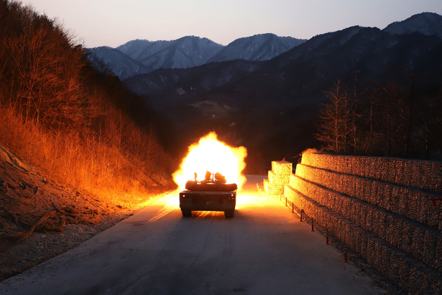 포효하는 K1E1 전차