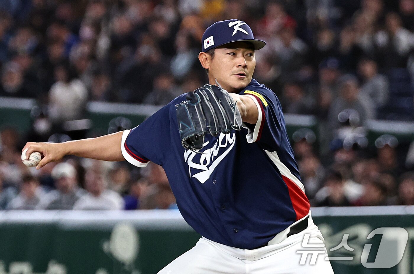 본문 이미지 - 9일 일본 도쿄돔에서 열린 2026 월드베이스볼클래식 조별리그 C조 대한민국과 호주의 경기. 대한민국 투수 노경은이 2회 마운드에 올라 역투하고 있다. 2026.3.9 ⓒ 뉴스1 구윤성 기자