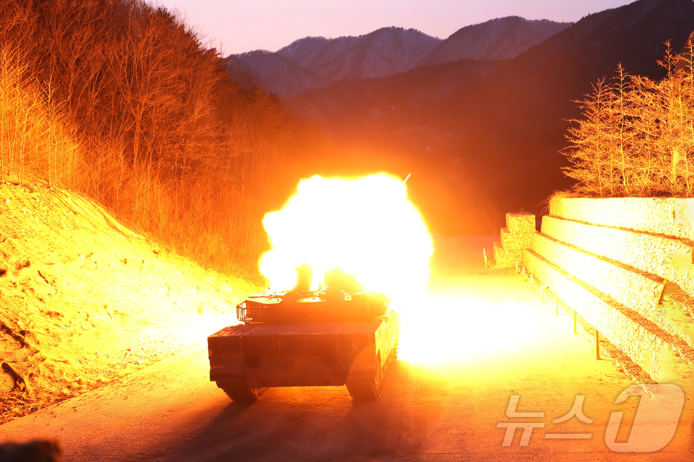 (강원 고성=뉴스1) 윤왕근 기자 = 육군 22사단 전차대대 K1E1 전차가 9일 강원 고성군 학야리 사격장에서 전차포 사격훈련을 실시하고 있다.(육군 22사단 제공, 재판매 및 …