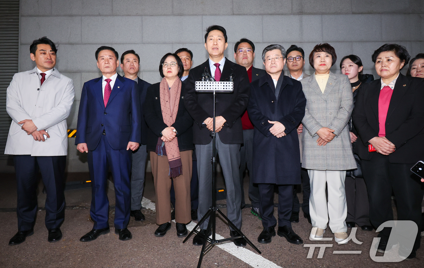 (서울=뉴스1) 안은나 기자 = 오세훈 서울시장이 9일 저녁 서울 중구의 한 식당에서 국민의힘 소속 구청장 및 시의원들과 만찬을 마친 뒤 국민의힘 결의문 채택에 관한 입장을 발표하 …