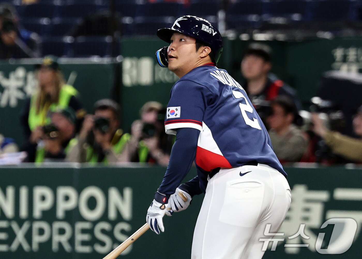 본문 이미지 - 9일 일본 도쿄돔에서 열린 2026 월드베이스볼클래식 조별리그 C조 대한민국과 호주의 경기. 5회초 대한민국 공격 2사 2루때 문보경이 1타점 적시타를 치고 있다. 2026.3.9 ⓒ 뉴스1 구윤성 기자