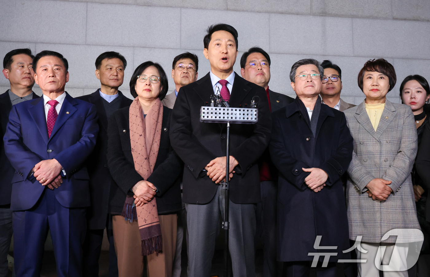 (서울=뉴스1) 안은나 기자 = 오세훈 서울시장이 9일 저녁 서울 중구의 한 식당에서 국민의힘 소속 구청장 및 시의원들과 만찬을 마친 뒤 국민의힘 결의문 채택에 관한 입장을 발표하 …