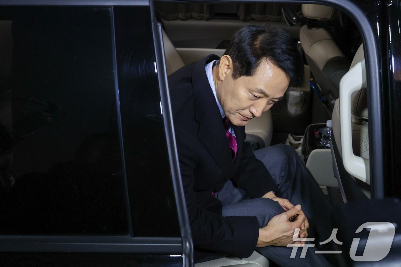 (서울=뉴스1) 안은나 기자 = 오세훈 서울시장이 9일 저녁 서울 중구의 한 식당에서 국민의힘 소속 구청장 및 시의원들과 당의 결의문 채택에 관한 입장을 발표한 뒤 차량에 타고 있 …