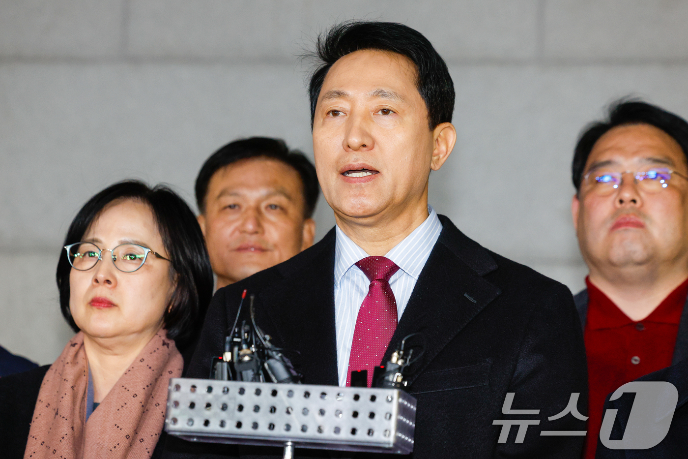 (서울=뉴스1) 안은나 기자 = 오세훈 서울시장이 9일 저녁 서울 중구의 한 식당에서 국민의힘 소속 구청장 및 시의원들과 만찬을 마친 뒤 국민의힘 결의문 채택에 관한 입장을 발표하 …