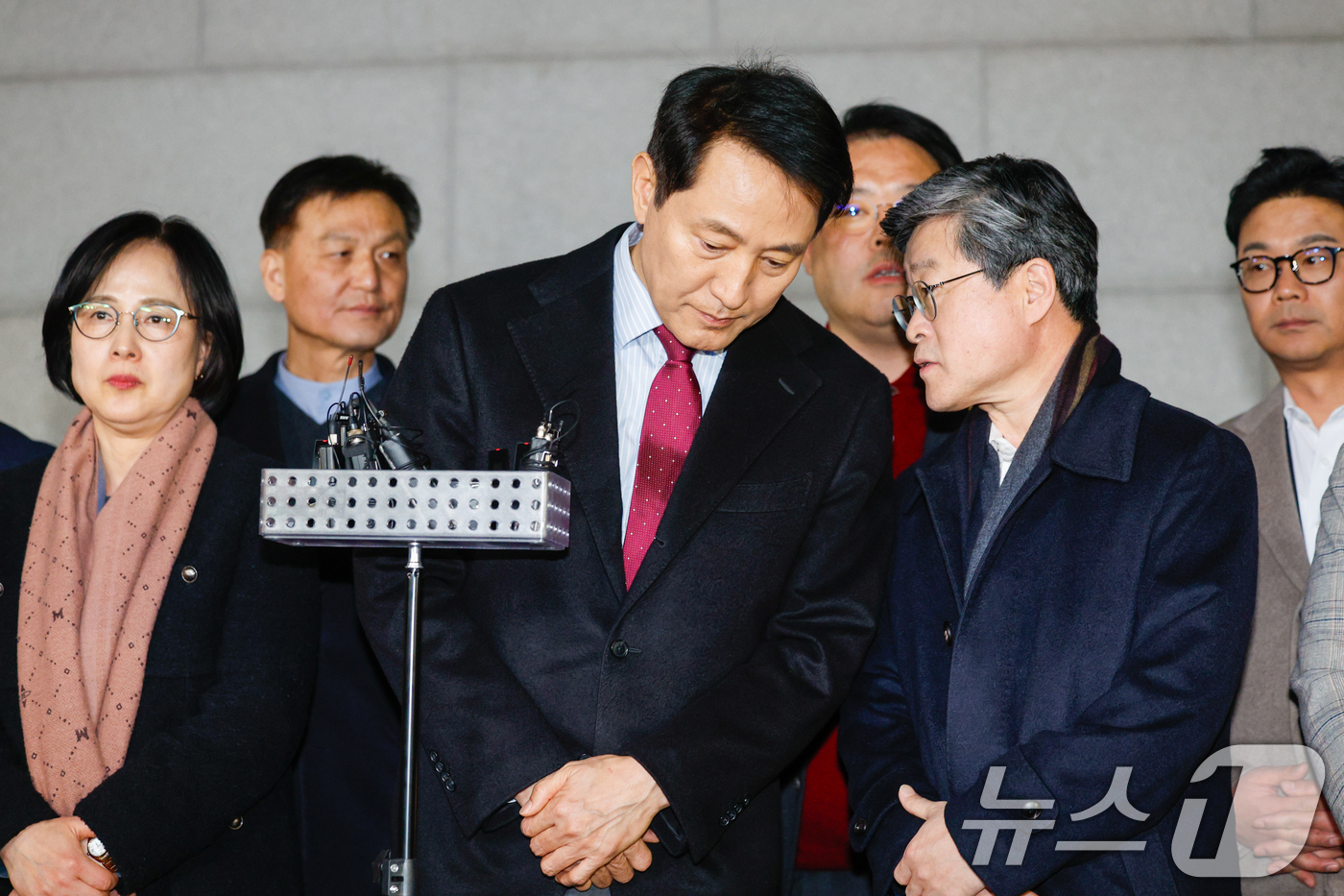 (서울=뉴스1) 안은나 기자 = 오세훈 서울시장이 9일 저녁 서울 중구의 한 식당에서 국민의힘 소속 구청장 및 시의원들과 만찬을 마친 뒤 국민의힘 결의문 채택에 관한 입장을 발표하 …