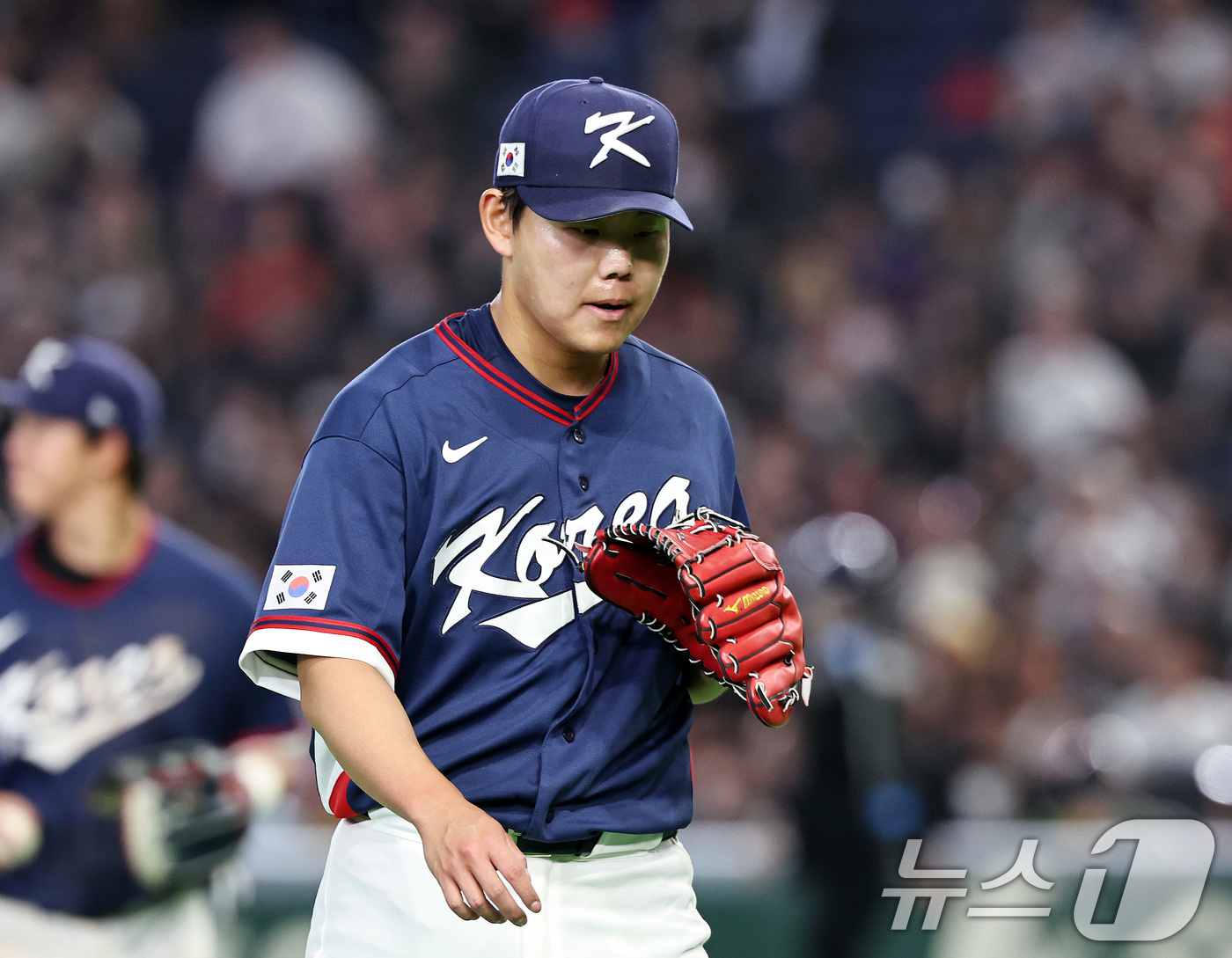 2026 WBC 도쿄돔 경기에서 투구 후 아쉬워하는 소형준