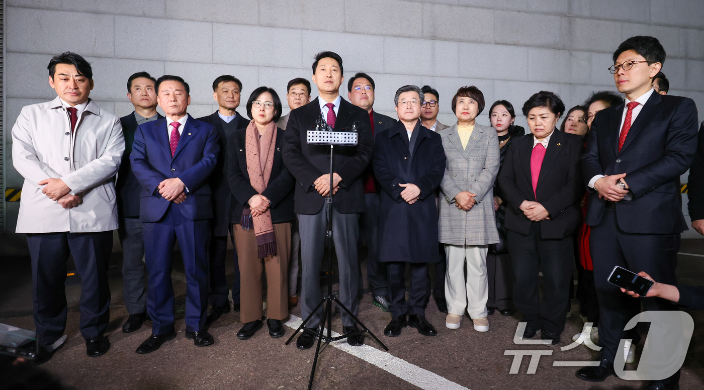 (서울=뉴스1) 안은나 기자 = 오세훈 서울시장이 9일 저녁 서울 중구의 한 식당 앞에서 국민의힘 소속 구청장 및 시의원들과 당의 결의문 채택에 관한 입장을 발표하고 있다. 국민의 …