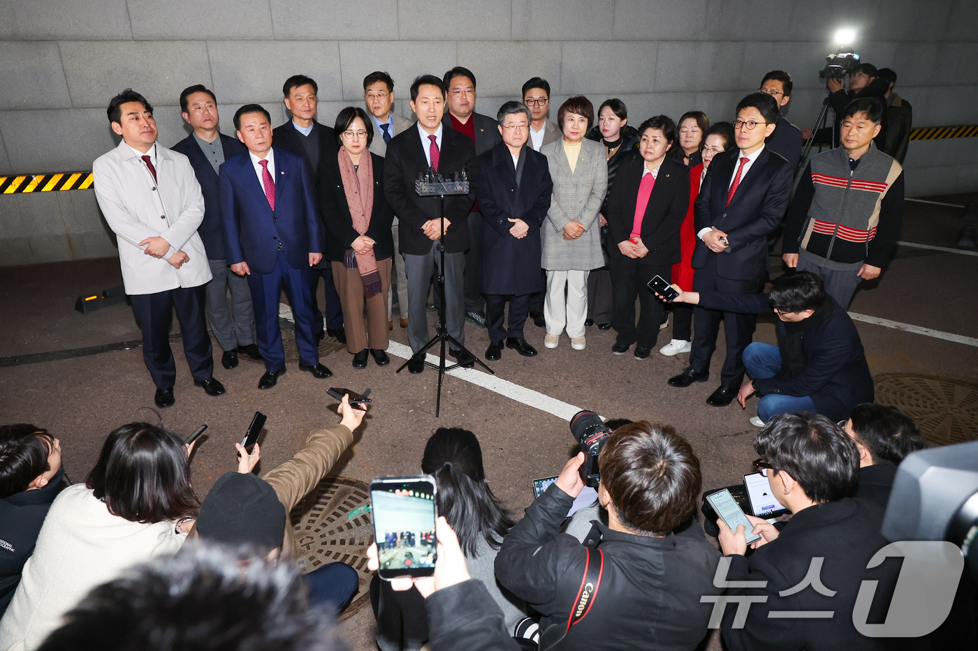 (서울=뉴스1) 안은나 기자 = 오세훈 서울시장이 9일 저녁 서울 중구의 한 식당 앞에서 국민의힘 소속 구청장 및 시의원들과 당의 결의문 채택에 관한 입장을 발표하고 있다. 국민의 …