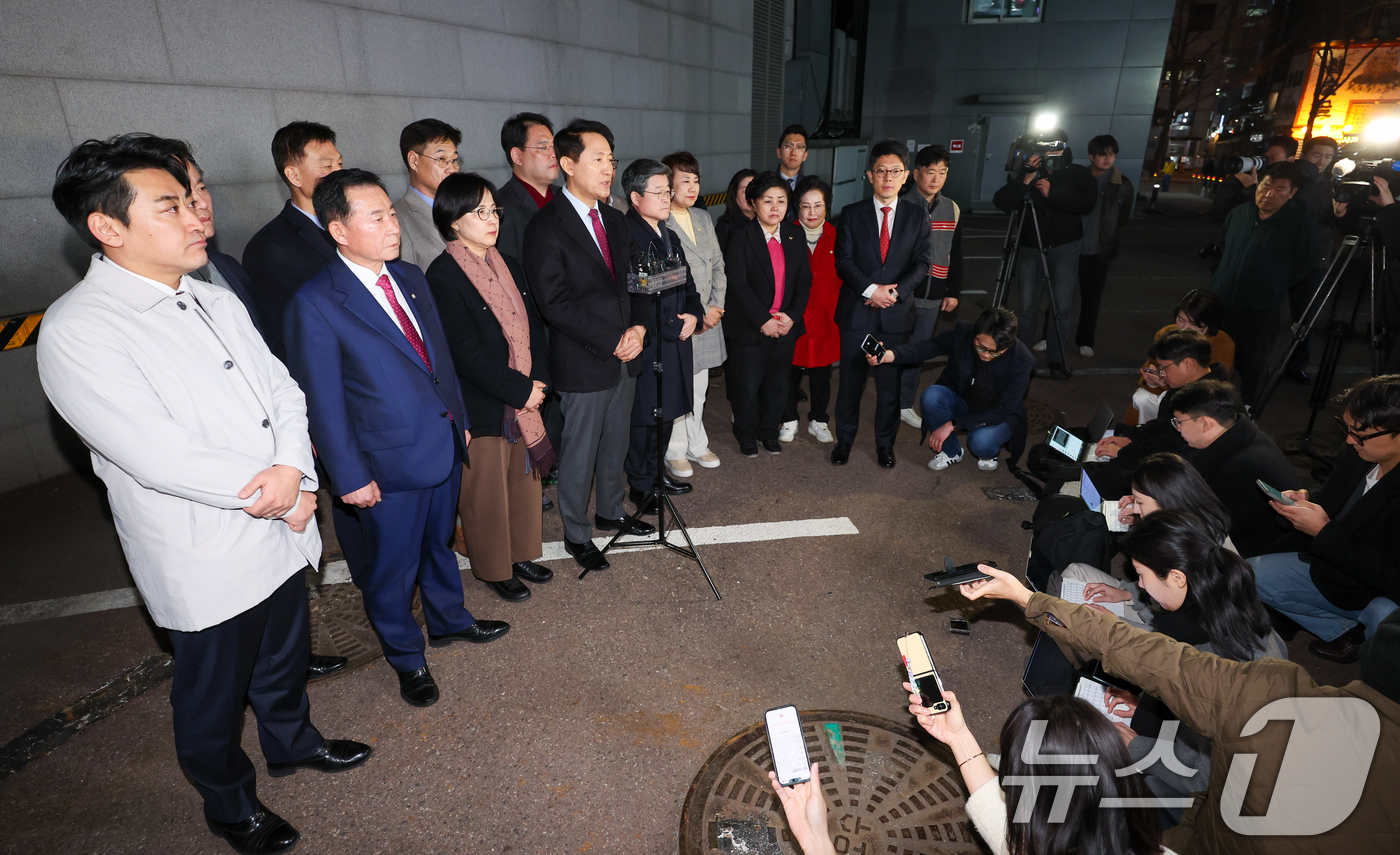 (서울=뉴스1) 안은나 기자 = 오세훈 서울시장이 9일 저녁 서울 중구의 한 식당 앞에서 국민의힘 소속 구청장 및 시의원들과 당의 결의문 채택에 관한 입장을 발표하고 있다. 국민의 …