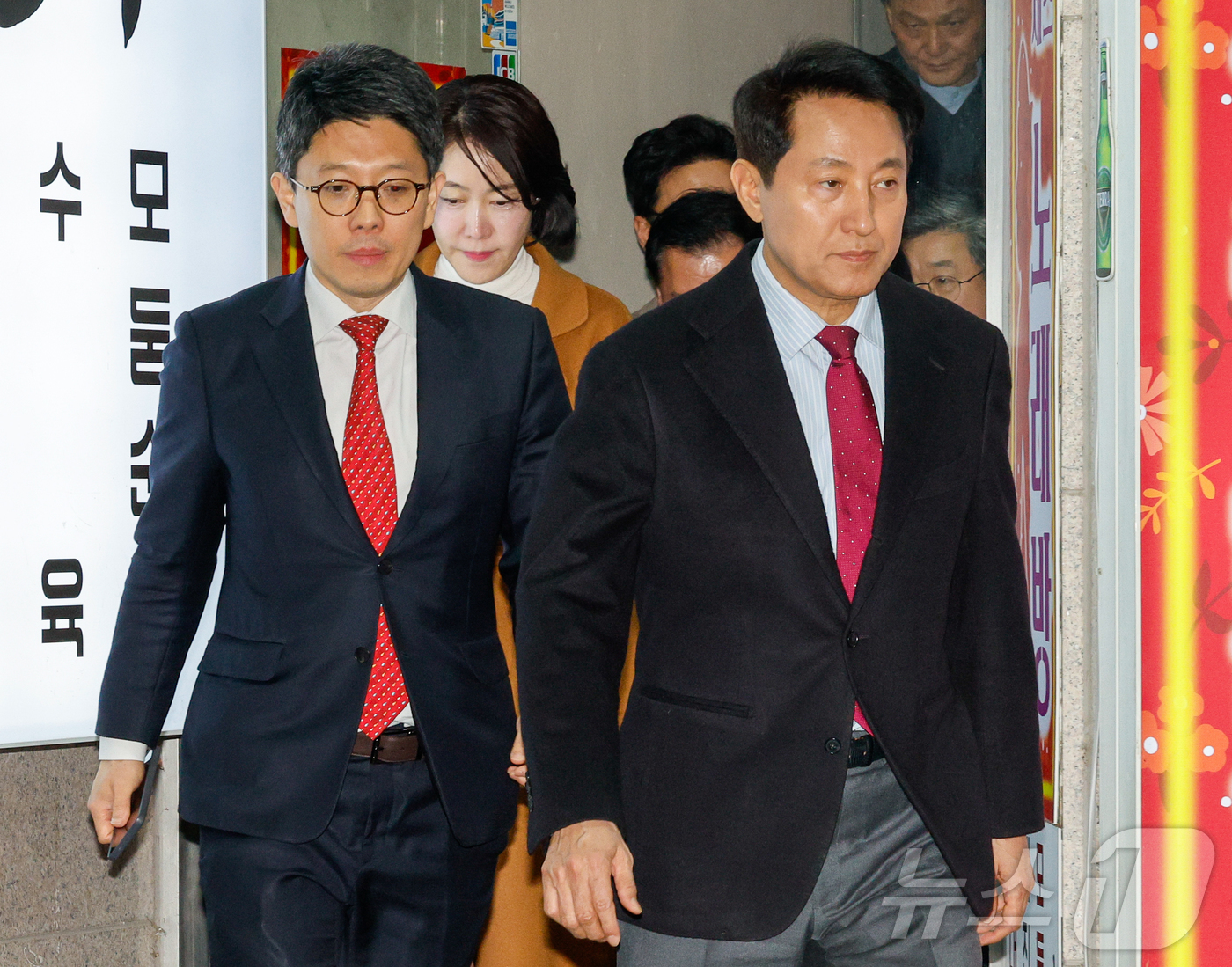 (서울=뉴스1) 안은나 기자 = 오세훈 서울시장이 9일 저녁 서울 중구에서 국민의힘 소속 구청장 및 시의원들과 당의 결의문 채택에 관한 입장을 발표하기 위해 식당을 나서고 있다.국 …