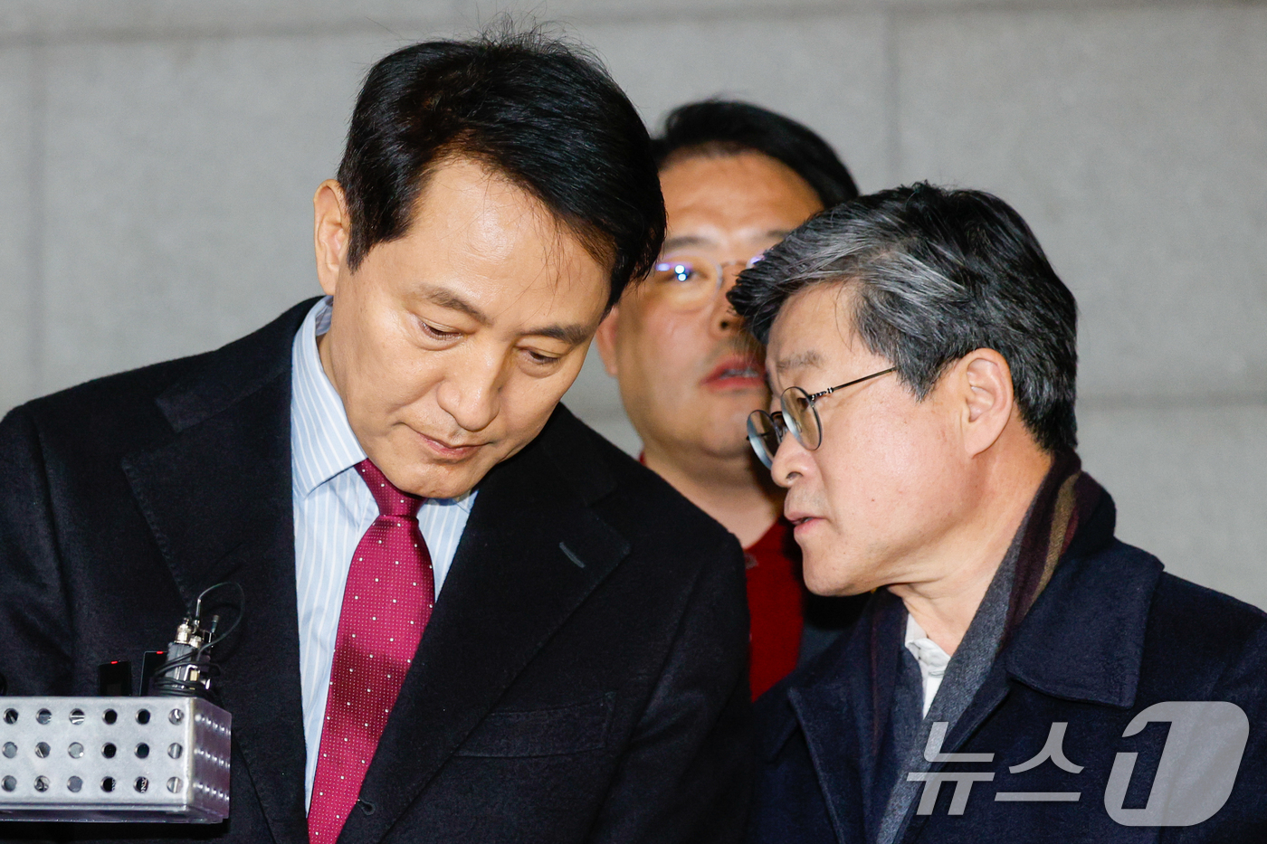 (서울=뉴스1) 안은나 기자 = 오세훈 서울시장이 9일 저녁 서울 중구의 한 식당에서 국민의힘 소속 구청장 및 시의원들과 당의 결의문 채택에 관한 입장을 발표하기 앞서 김길성 중구 …