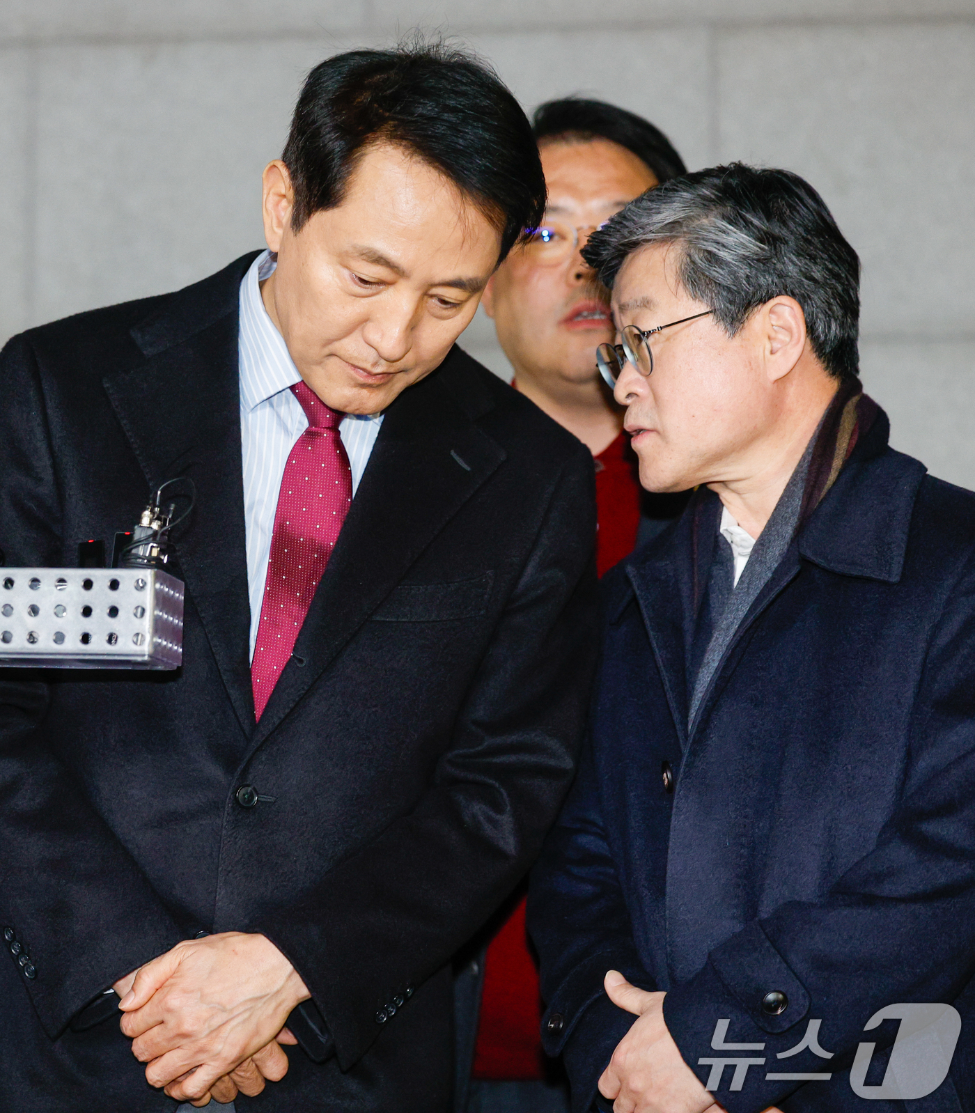 (서울=뉴스1) 안은나 기자 = 오세훈 서울시장이 9일 저녁 서울 중구의 한 식당에서 국민의힘 소속 구청장 및 시의원들과 만찬을 마친 뒤 국민의힘 결의문 채택에 관한 입장을 발표하 …