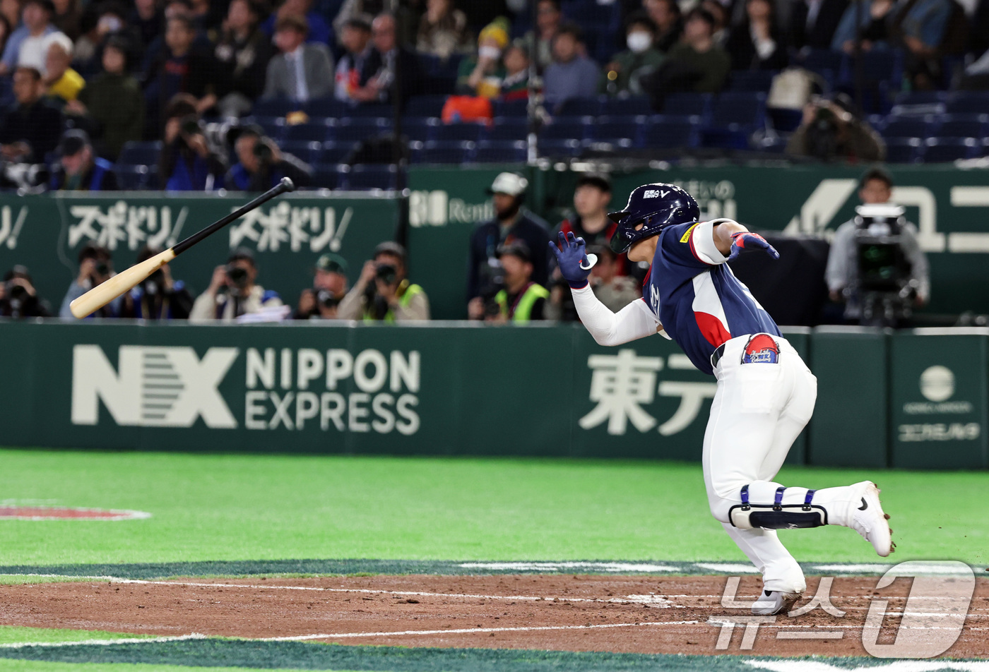 (도쿄=뉴스1) 구윤성 기자 = 9일 일본 도쿄돔에서 열린 2026 월드베이스볼클래식 조별리그 C조 대한민국과 호주의 경기. 6회초 대한민국의 공격 2사 3루때 김도영이 1타점 적 …