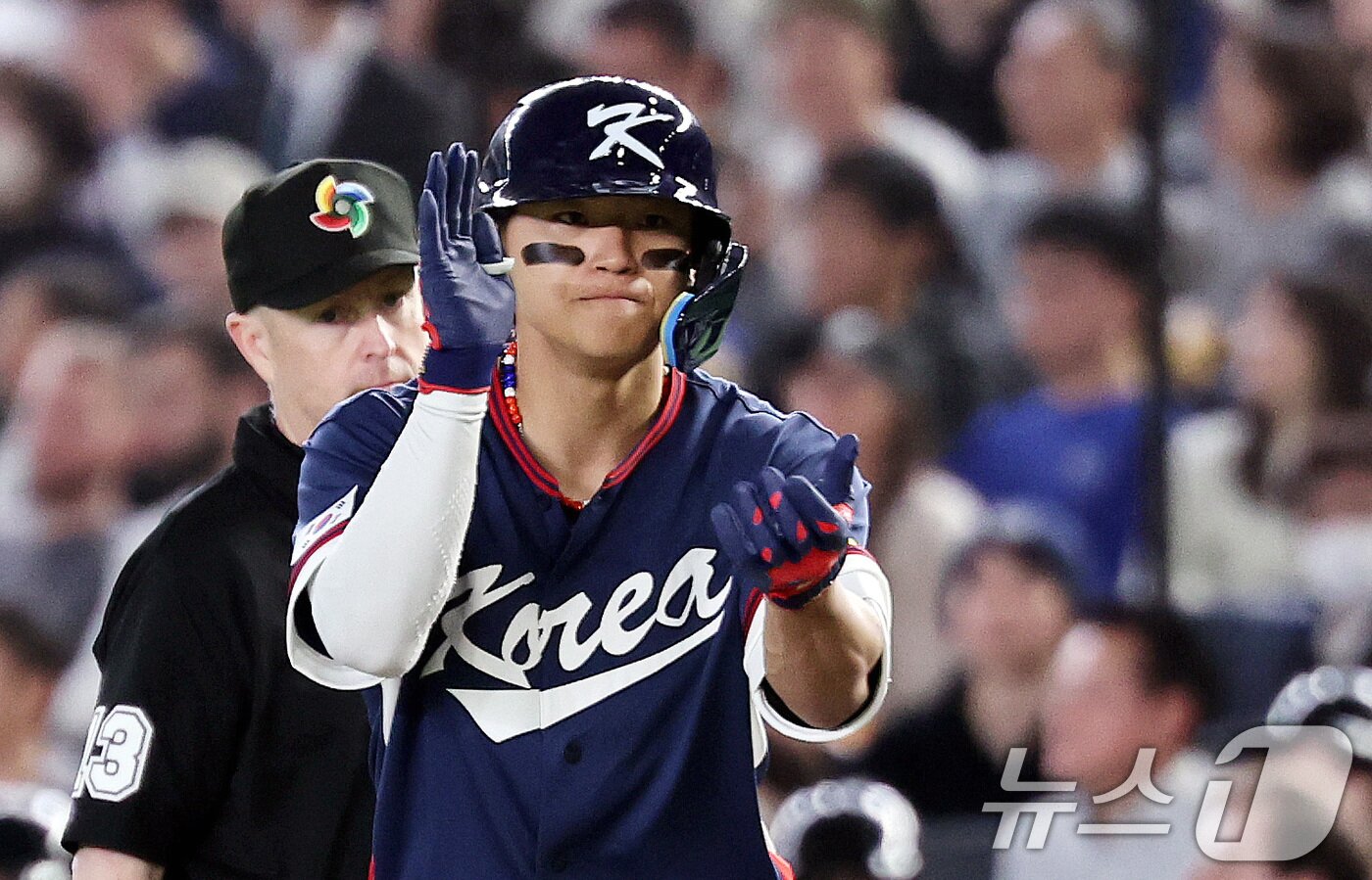 본문 이미지 - 9일 일본 도쿄돔에서 열린 2026 월드베이스볼클래식 조별리그 C조 대한민국과 호주의 경기. 6회초 대한민국의 공격 2사 3루때 김도영이 1타점 적시타를 치고 세리머니하고 있다. 2026.3.9 ⓒ 뉴스1 구윤성 기자