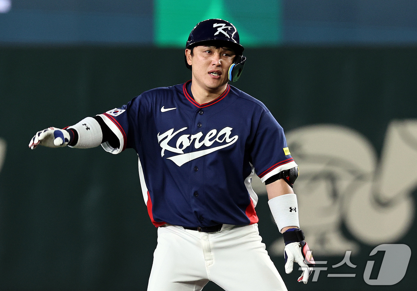 (도쿄=뉴스1) 구윤성 기자 = 9일 일본 도쿄돔에서 열린 2026 월드베이스볼클래식 조별리그 C조 대한민국과 호주의 경기. 6회초 1사 주자 없는 상황 대한민국 박동원이 2루타를 …