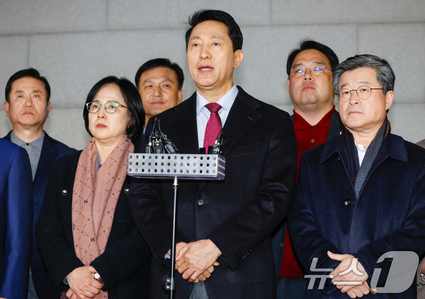 (서울=뉴스1) 안은나 기자 = 오세훈 서울시장이 9일 저녁 서울 중구의 한 식당 앞에서 국민의힘 소속 구청장 및 시의원들과 당의 결의문 채택에 관한 입장을 발표하고 있다. 앞줄 …