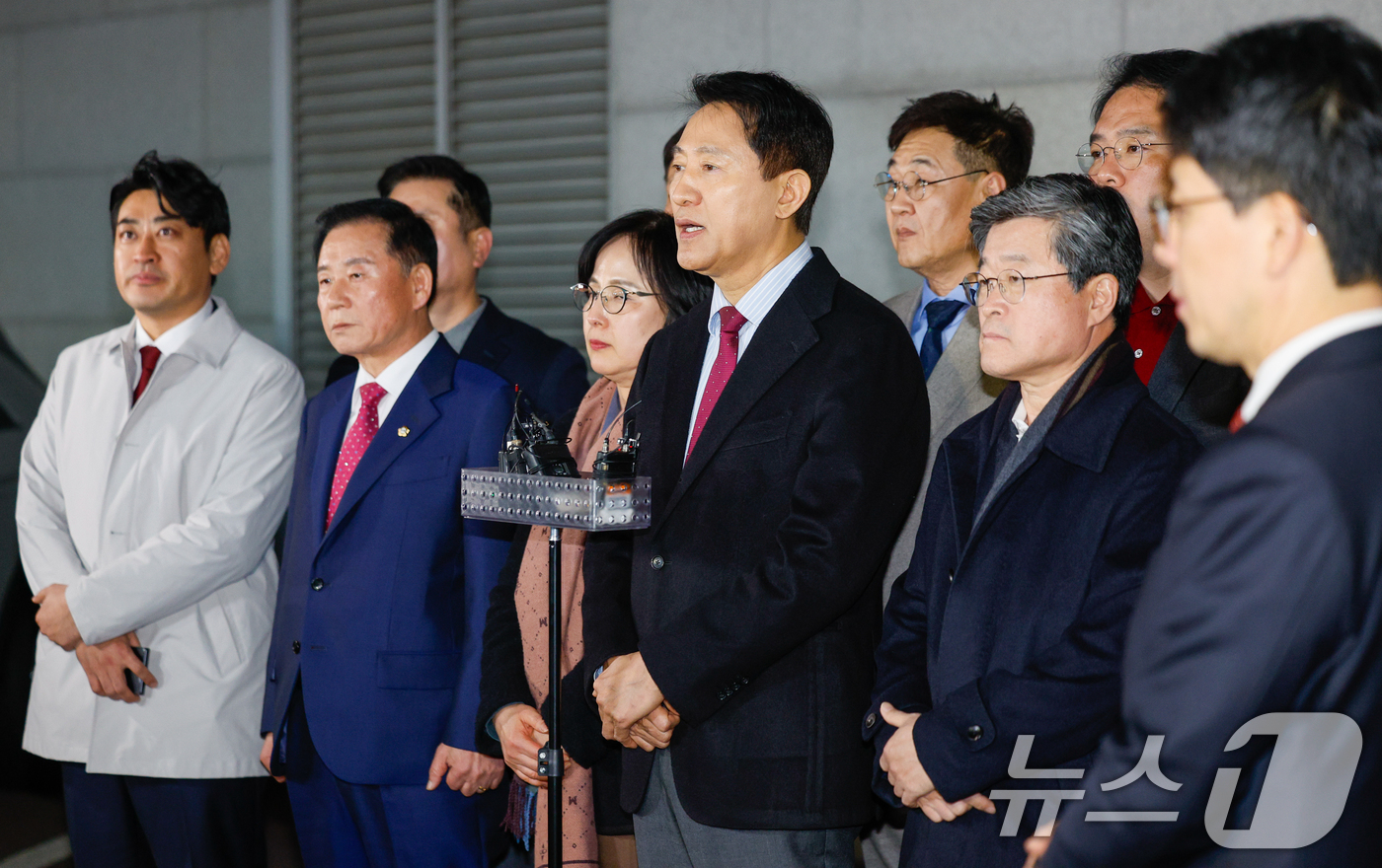 (서울=뉴스1) 안은나 기자 = 오세훈 서울시장이 9일 저녁 서울 중구의 한 식당 앞에서 국민의힘 소속 구청장 및 시의원들과 당의 결의문 채택에 관한 입장을 발표하고 있다.   국 …