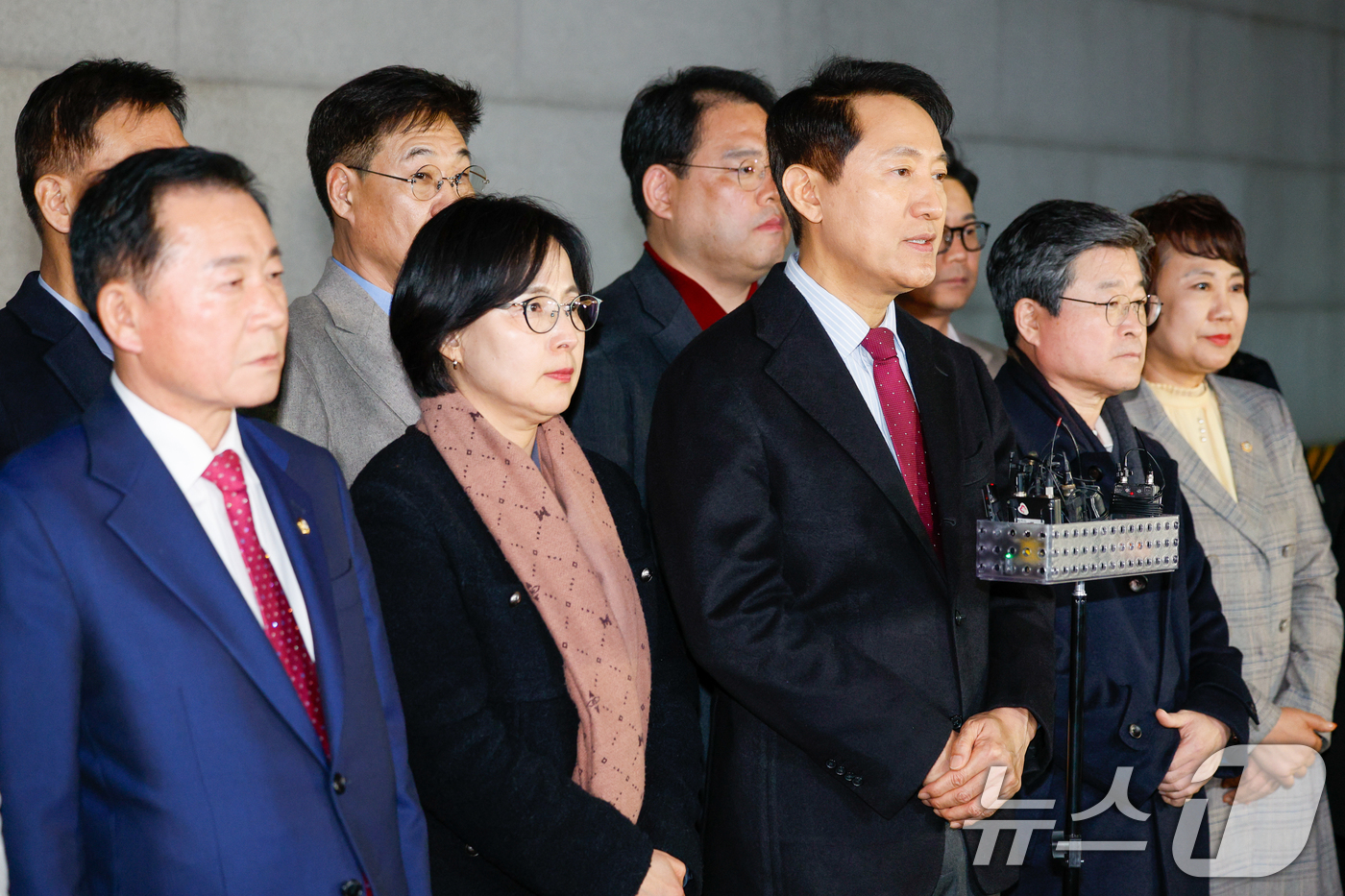 (서울=뉴스1) 안은나 기자 = 오세훈 서울시장이 9일 저녁 서울 중구의 한 식당 앞에서 국민의힘 소속 구청장 및 시의원들과 당의 결의문 채택에 관한 입장을 발표하고 있다.국민의힘 …