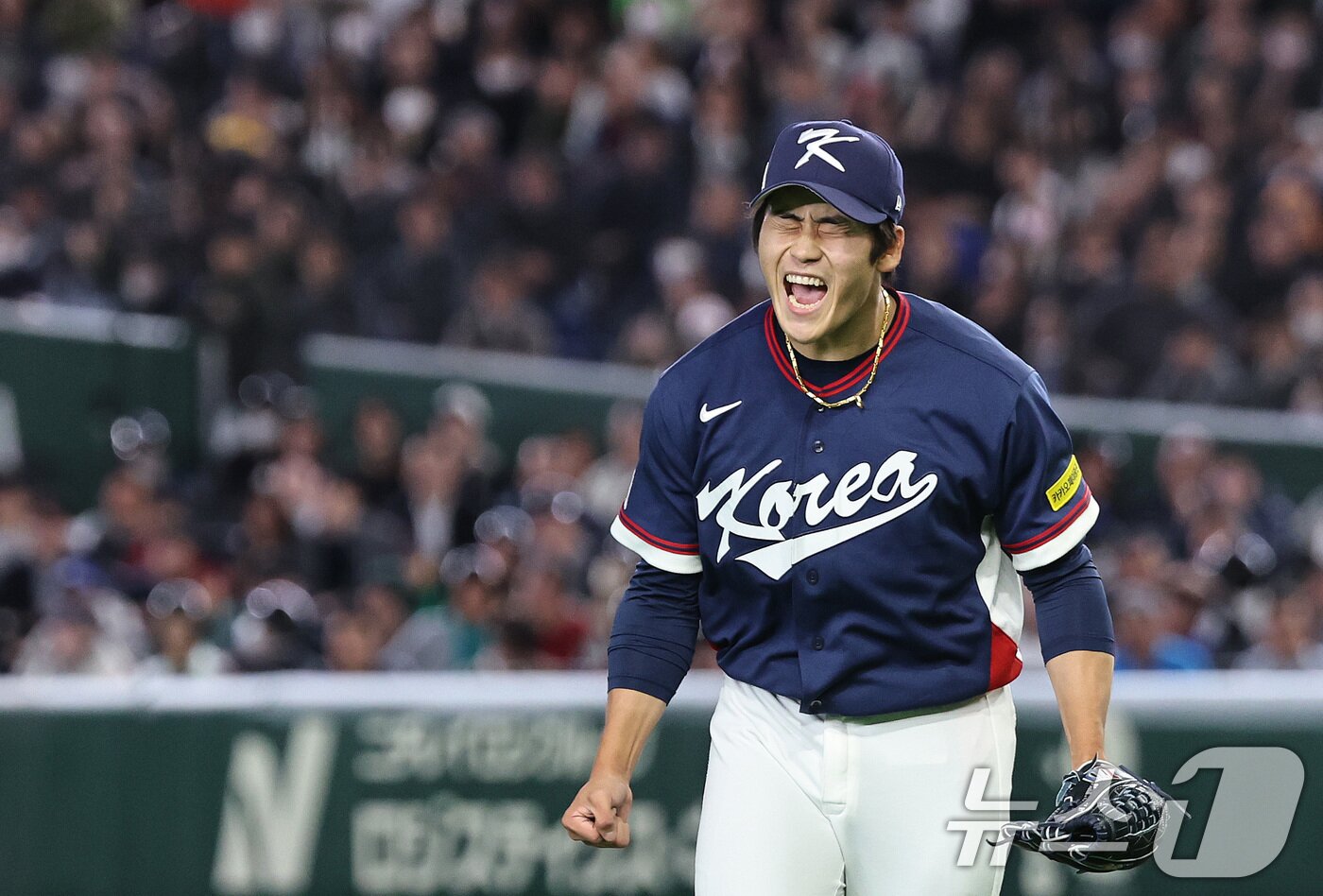 본문 이미지 - 9일 일본 도쿄돔에서 열린 2026 월드베이스볼클래식 조별리그 C조 대한민국과 호주의 경기. 대한민국 박영현이 호주의 6회말 공격을 더블플레이로 막아낸 뒤 포효하고 있다. 2026.3.9 ⓒ 뉴스1 구윤성 기자