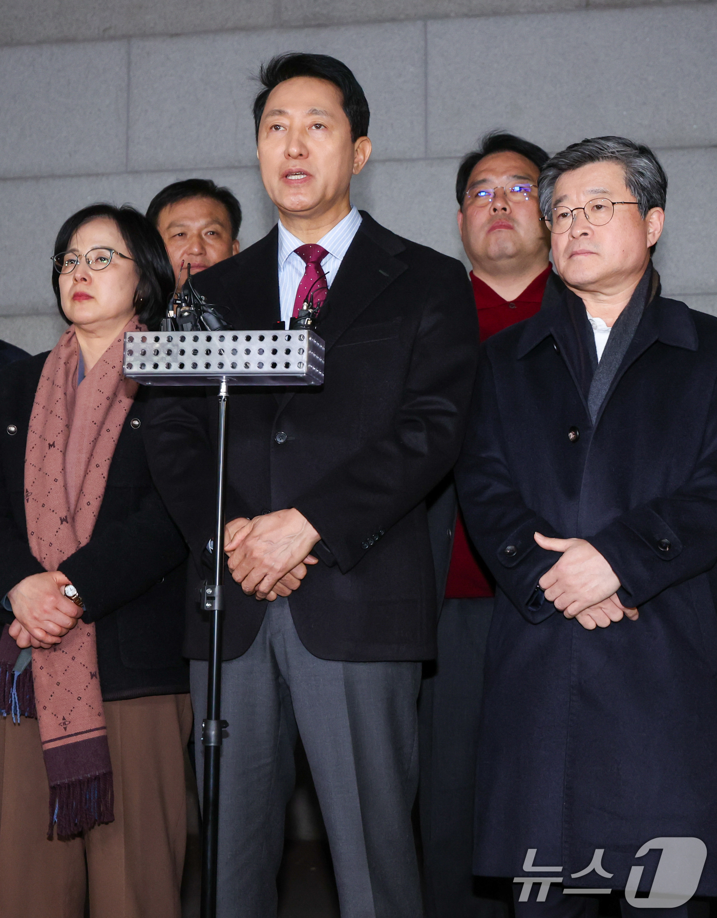 (서울=뉴스1) 안은나 기자 = 오세훈 서울시장이 9일 저녁 서울 중구의 한 식당 앞에서 국민의힘 소속 구청장 및 시의원들과 당의 결의문 채택에 관한 입장을 발표하고 있다. 앞줄 …