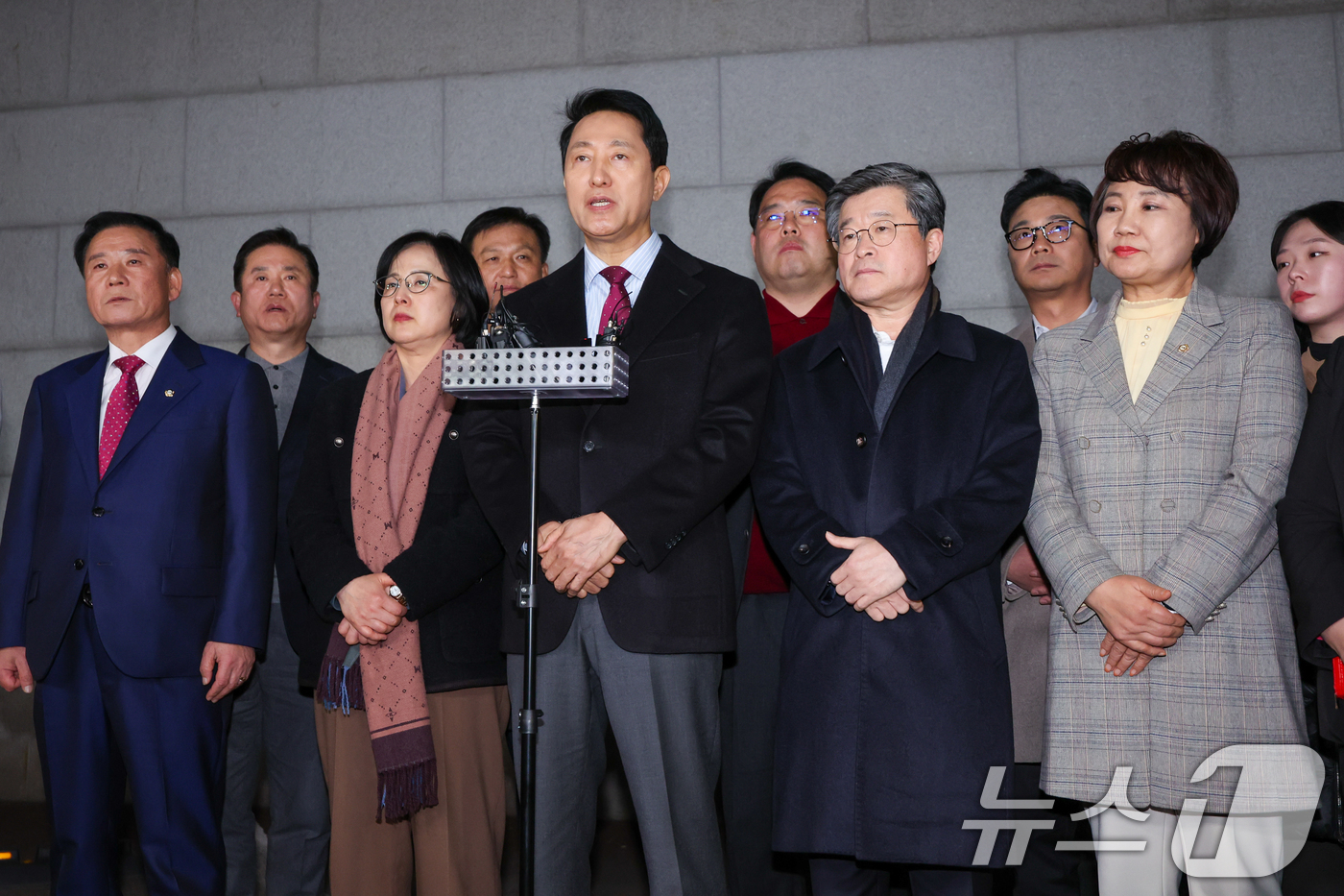 (서울=뉴스1) 안은나 기자 = 오세훈 서울시장이 9일 저녁 서울 중구의 한 식당 앞에서 국민의힘 소속 구청장 및 시의원들과 당의 결의문 채택에 관한 입장을 발표하고 있다.국민의힘 …