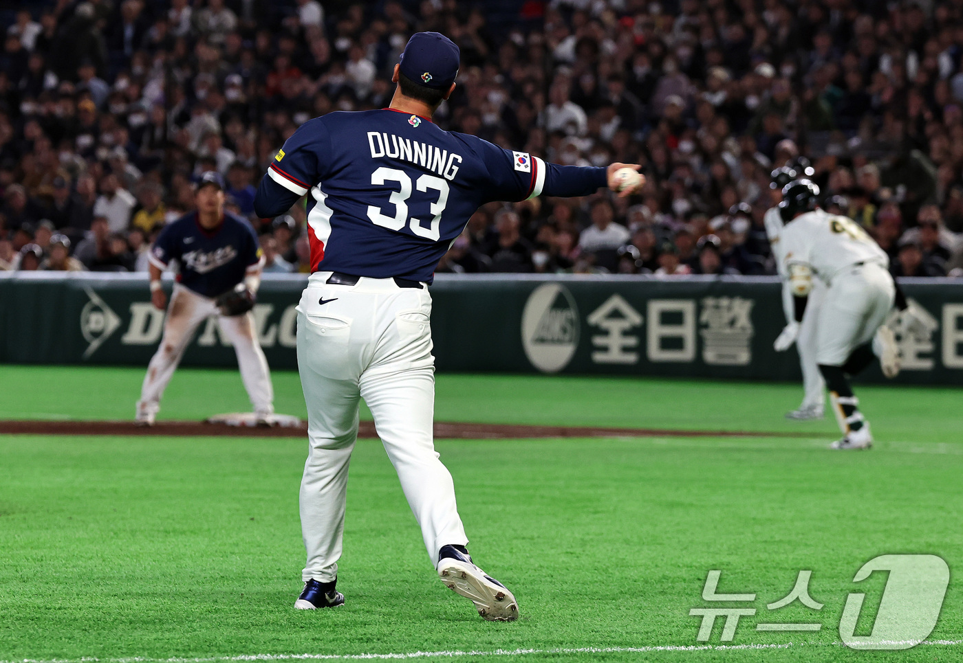 (도쿄=뉴스1) 구윤성 기자 = 6회말 1사 1루 한국 신민재가 호주 화이트필드의 내야땅볼때 미드를 포스아웃 시키고 1루로 송구하고 있다. 2026.3.9/뉴스1