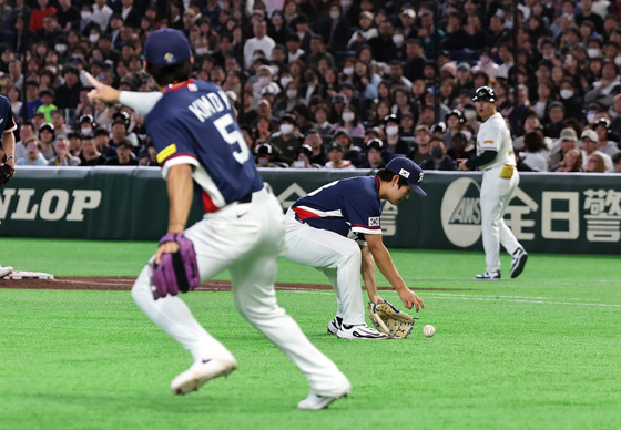 번트 타구 처리하는 김택연