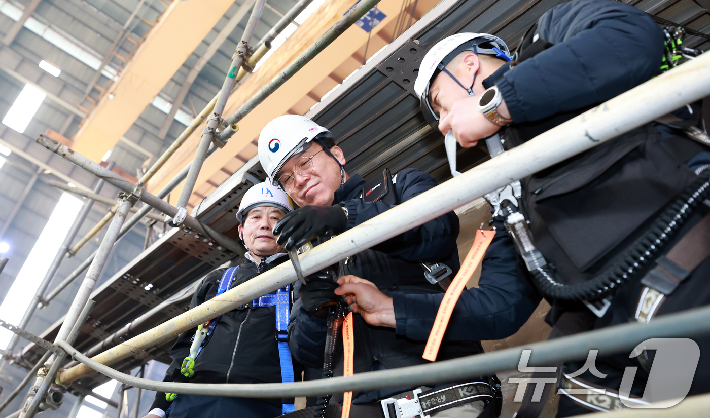 (서울=뉴스1) = 김영훈 고용노동부 장관이 9일 전남 영암군 대불산단 소재 조선업 사업장을 찾아 안전수칙 준수 여부를 불시에 점검하고 있다. (고용노동부 제공. 재판매 및 DB …