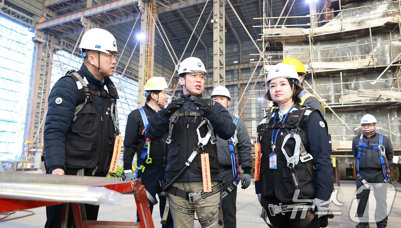 (서울=뉴스1) = 김영훈 고용노동부 장관이 9일 전남 영암군 대불산단 소재 조선업 사업장을 찾아 안전수칙 준수 여부를 불시에 점검하고 있다. (고용노동부 제공. 재판매 및 DB …