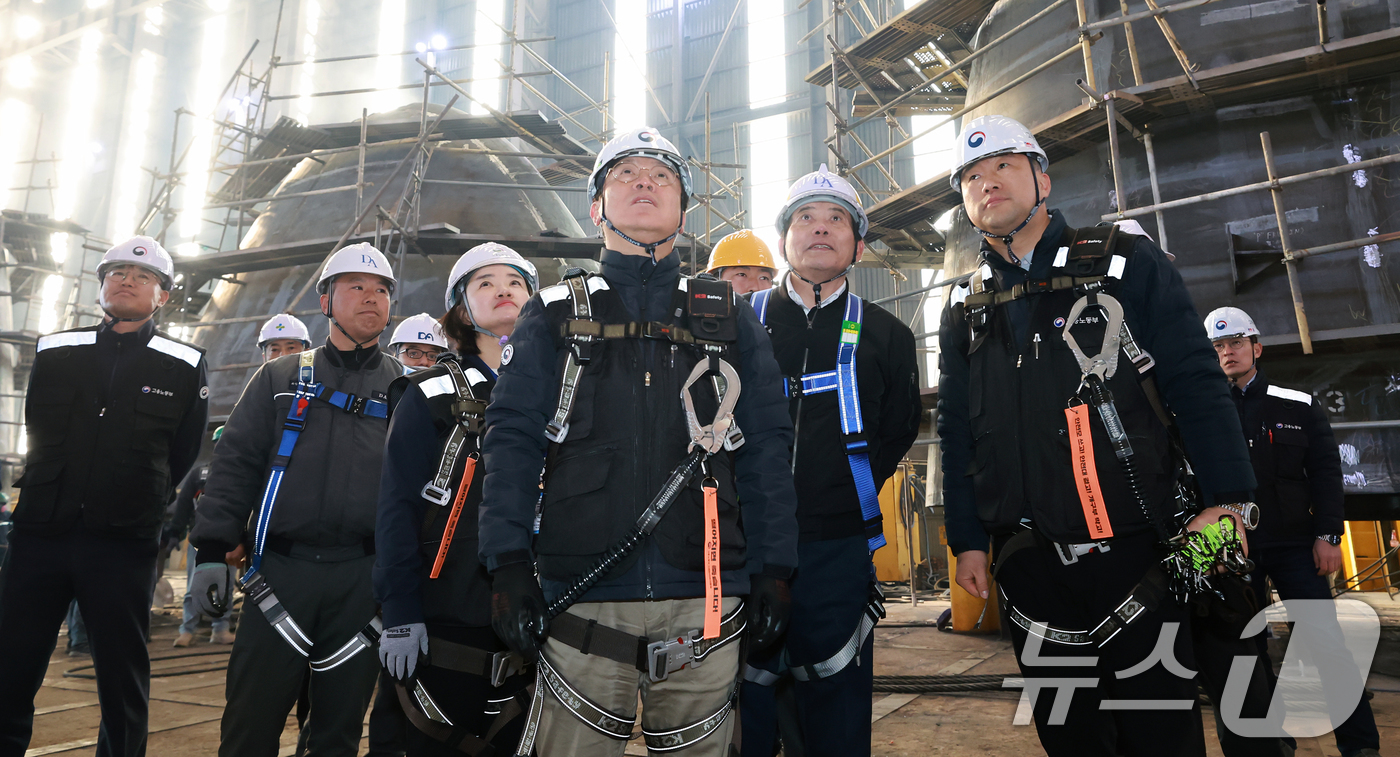 (서울=뉴스1) = 김영훈 고용노동부 장관이 9일 전남 영암군 대불산단 소재 조선업 사업장을 찾아 안전수칙 준수 여부를 불시에 점검하고 있다. (고용노동부 제공. 재판매 및 DB …