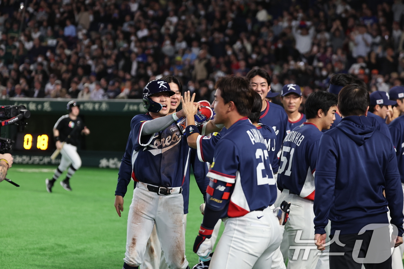 (도쿄=뉴스1) 구윤성 기자 = 9일 일본 도쿄돔에서 열린 2026 월드베이스볼클래식 조별리그 C조 대한민국과 호주의 경기, 9회초 7-2로 마무리한 대한민국 선수들이 하이파이브를 …