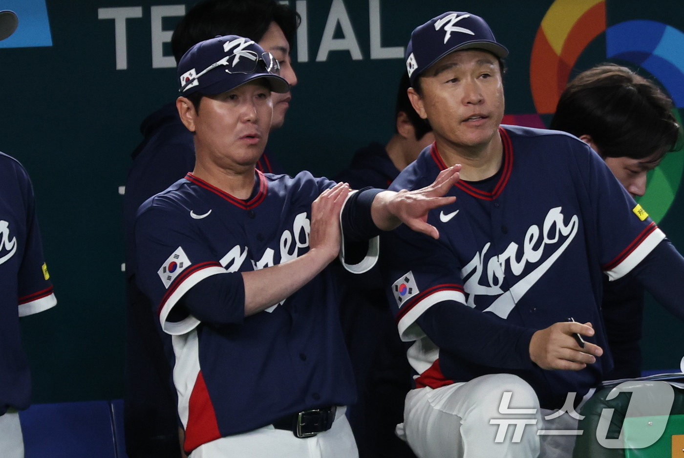 (도쿄=뉴스1) 구윤성 기자 = 9일 일본 도쿄돔에서 열린 2026 월드베이스볼클래식 조별리그 C조 대한민국과 호주의 경기, 대한민국 류지현 감독이 9회말 상황을 지켜보고 있다. …