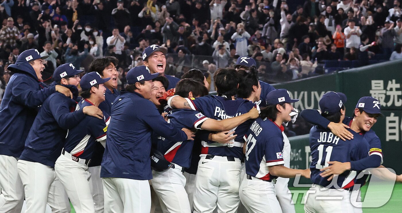 본문 이미지 - 9일 일본 도쿄돔에서 열린 2026 월드베이스볼클래식(WBC) 조별리그 C조 대한민국과 호주의 경기, 7-2 승리로 8강 진출을 확정지은 대한민국 선수들이 환호하고 있다. 2026.3.9 ⓒ 뉴스1 구윤성 기자