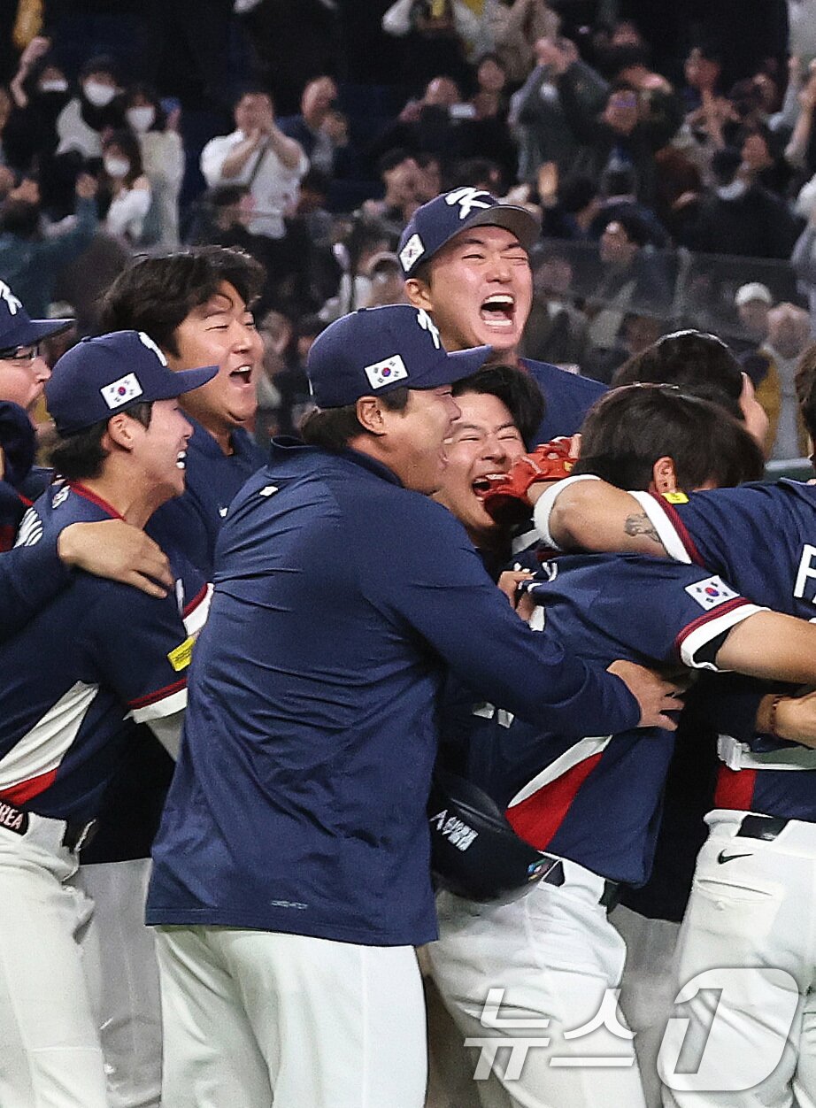 본문 이미지 - 9일 일본 도쿄돔에서 열린 2026 월드베이스볼클래식(WBC) 조별리그 C조 대한민국과 호주의 경기, 7-2 승리로 8강 진출을 확정지은 대한민국 선수들이 환호하고 있다. 2026.3.9 ⓒ 뉴스1 구윤성 기자