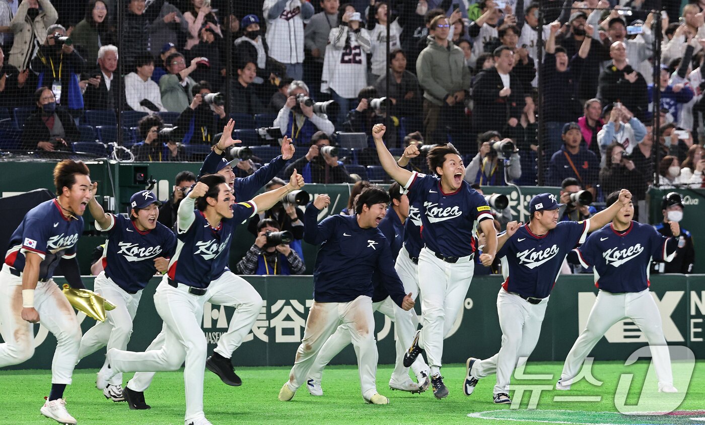 본문 이미지 - 9일 일본 도쿄돔에서 열린 2026 월드베이스볼클래식(WBC) 조별리그 C조 대한민국과 호주의 경기, 7-2 승리로 8강 진출을 확정지은 대한민국 선수들이 환호하고 있다. 2026.3.9 ⓒ 뉴스1 구윤성 기자