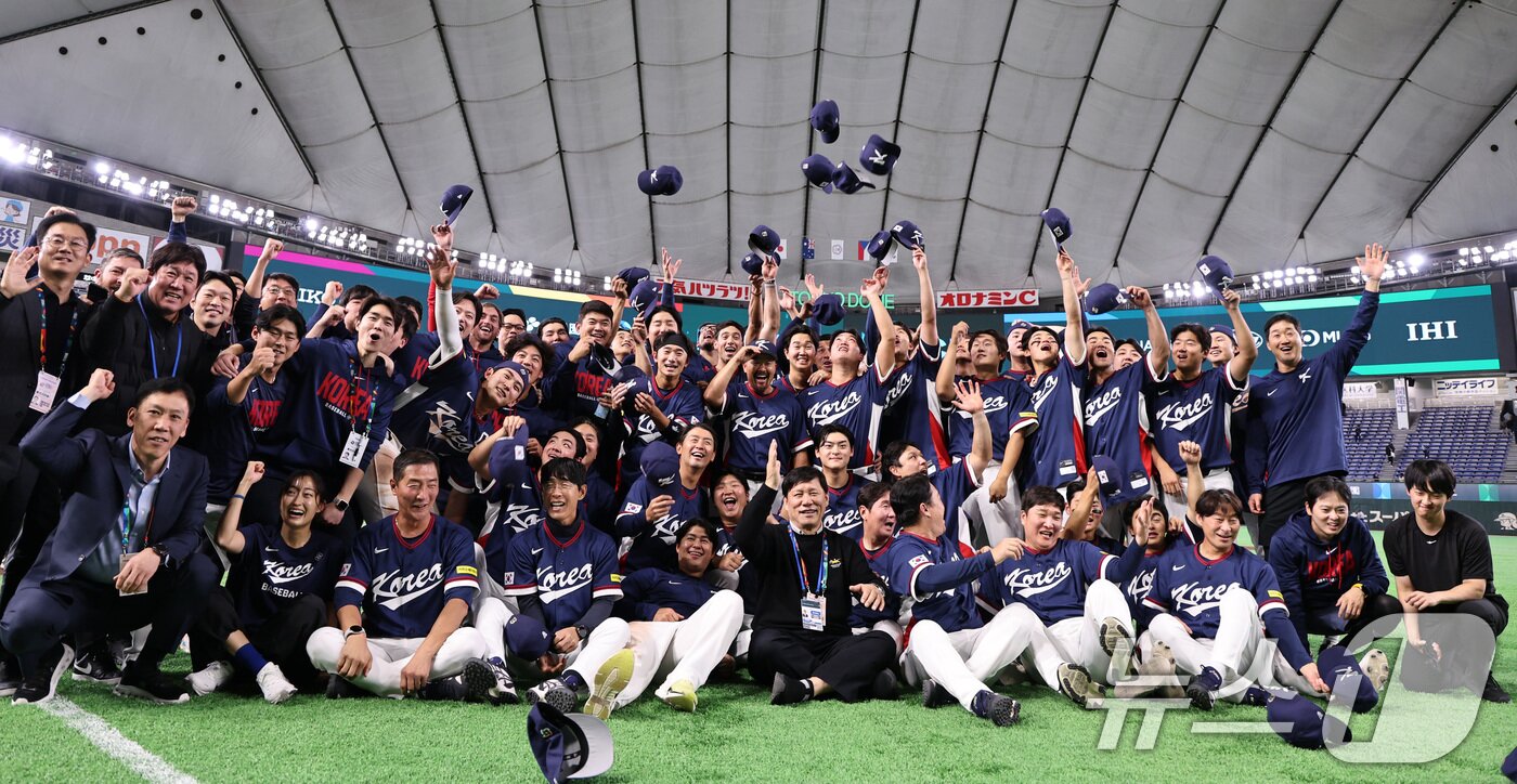 본문 이미지 - 9일 일본 도쿄돔에서 열린 2026 월드베이스볼클래식(WBC) 조별리그 C조 대한민국과 호주의 경기, 7-2 승리로 8강 진출을 확정지은 대한민국 선수들이 허구연 총재와 함께 환호하고 있다. 2026.3.9 ⓒ 뉴스1 구윤성 기자
