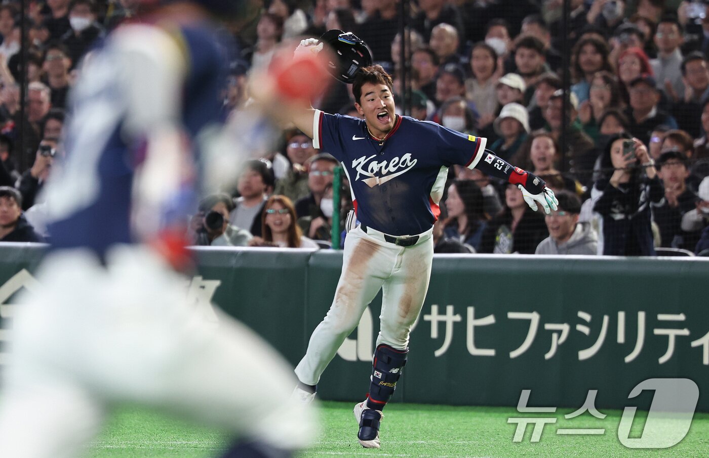 본문 이미지 - 9일 일본 도쿄돔에서 열린 2026 월드베이스볼클래식(WBC) 조별리그 C조 대한민국과 호주의 경기, 9회초 1사 1,3루 대한민국 안현민이 1타점 희생타를 친 뒤 환호하고 있다. 2026.3.9 ⓒ 뉴스1 구윤성 기자