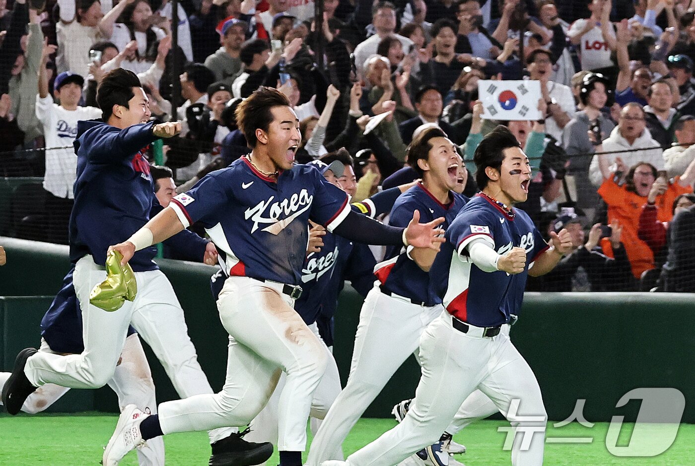 본문 이미지 - 9일 일본 도쿄돔에서 열린 2026 월드베이스볼클래식(WBC) 조별리그 C조 대한민국과 호주의 경기, 7-2 승리로 8강 진출을 확정지은 대한민국 선수들이 환호하고 있다. 2026.3.9 ⓒ 뉴스1 구윤성 기자