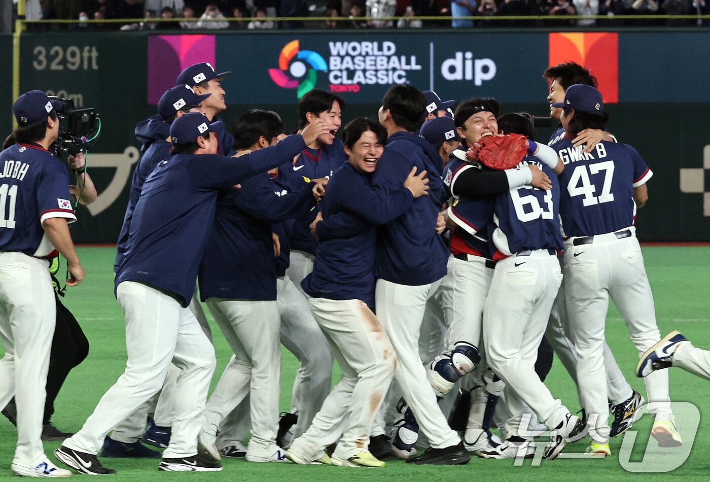 본문 이미지 - 9일 일본 도쿄돔에서 열린 2026 월드베이스볼클래식(WBC) 조별리그 C조 대한민국과 호주의 경기, 7-2 승리로 8강 진출을 확정지은 대한민국 선수들이 환호하고 있다. 2026.3.9 ⓒ 뉴스1 구윤성 기자