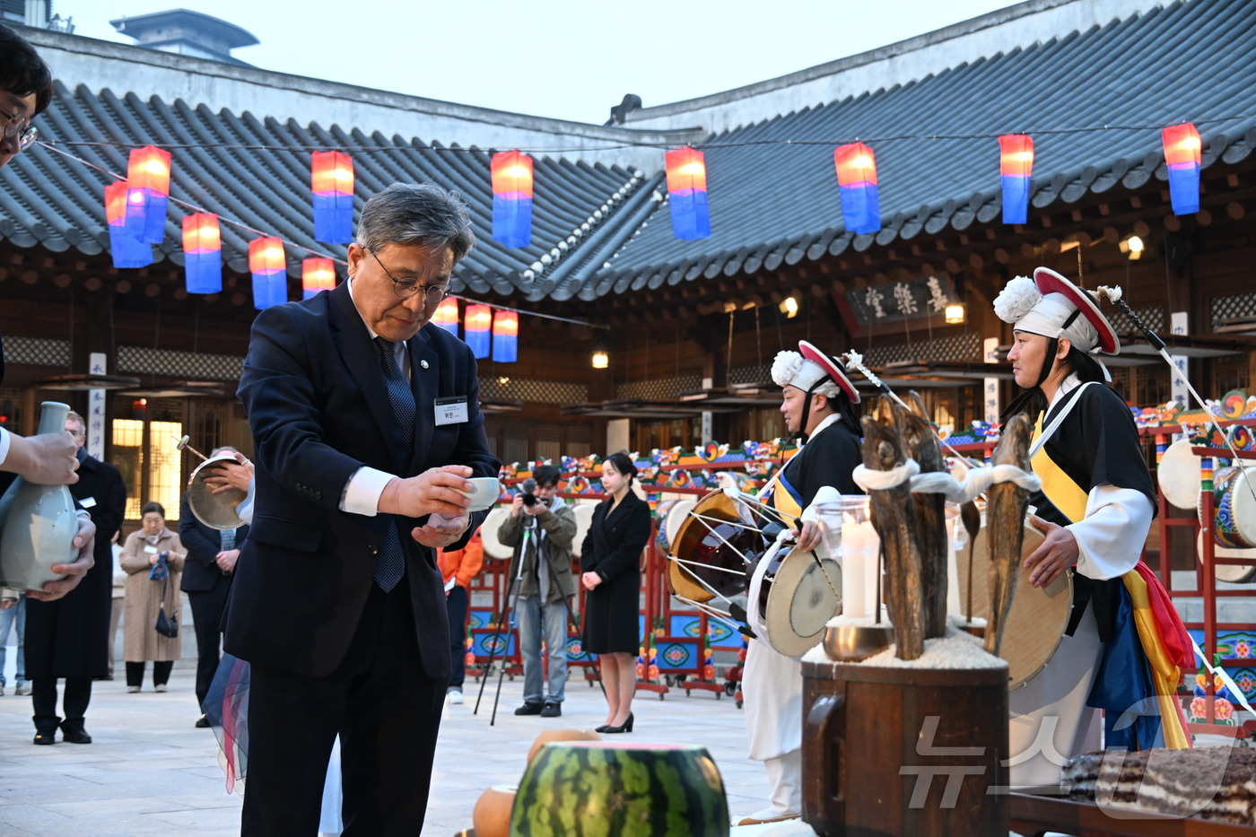 (서울=뉴스1) 안은나 기자 = 허민 국가유산청장이 9일 오후 새 단장을 마친 서울 중구 소재 ‘한국의집’ 재개관 기념 행사에 참석해 고사상에 술을 올리고 있다. (국가유산청 제공 …