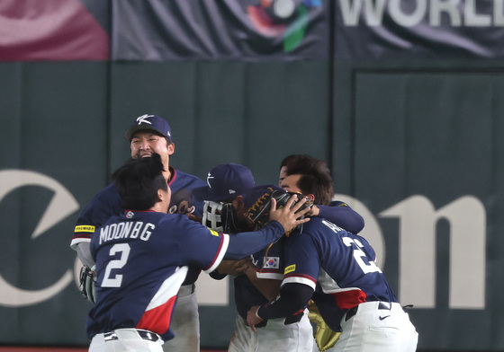 이정후 끌어안는 선수들